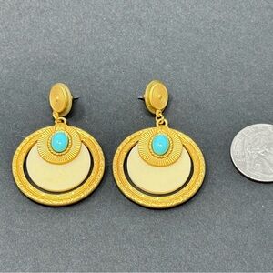 Round double circle earrings.